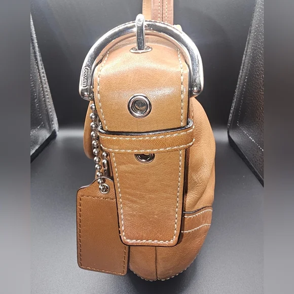 Vintage Coach Soho Flap leather shoulder bag in a British Tan color. - Picture 4 of 16